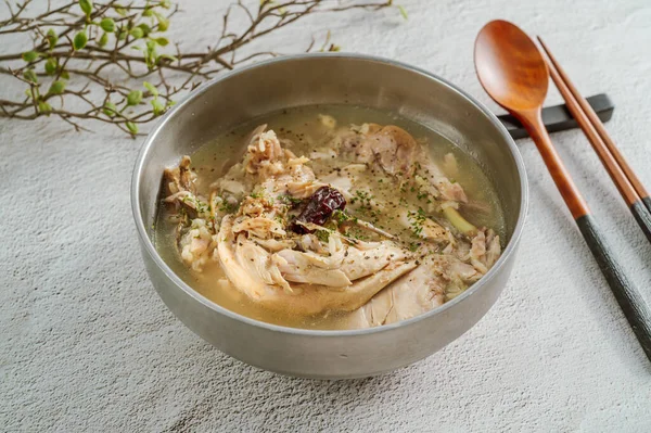 Tüm tavuk çorbası, Kore yemeği 'dak baeksuk'