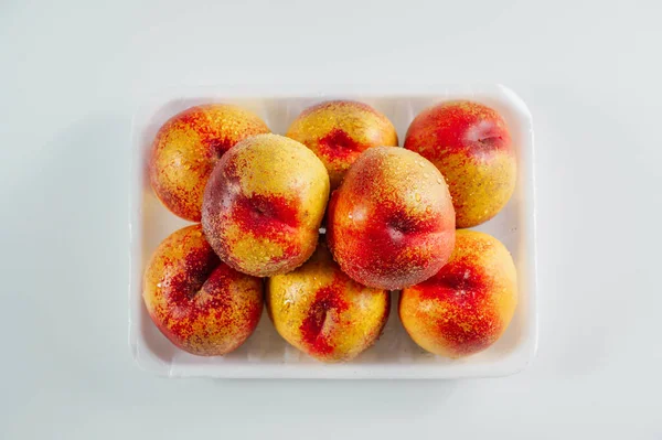 Şeftali. Taze tatlı yaz meyvesi