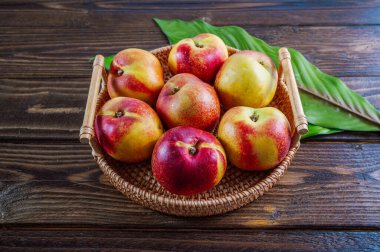 Şeftali. Taze tatlı yaz meyvesi