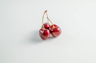Beyaz arka planda taze kiraz meyvesi