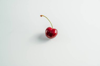 Beyaz arka planda taze kiraz meyvesi