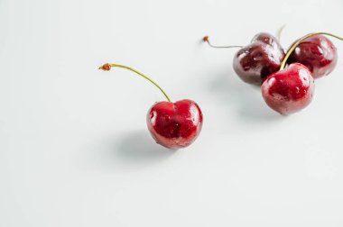 Beyaz arka planda taze kiraz meyvesi