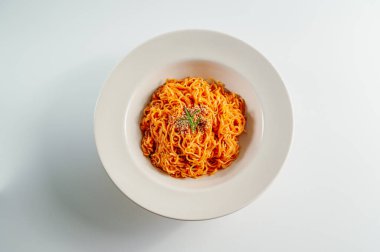 Kore usulü baharatlı erişte, 'bibibimyeon'.