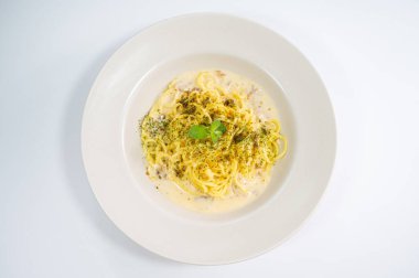 Beyaz tabakta İtalyan Carbonara Spagettisi