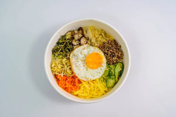 Bibimbap Makanan Korea Dengan Sayuran Dan Telur Goreng — Stok Foto