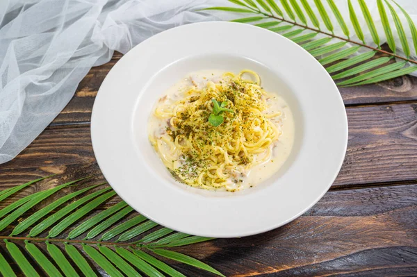Italienische Carbonara Spaghetti Auf Weißem Teller — Stockfoto