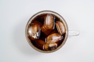 Buzlu bir bardakta kola.