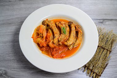 Eski kimchi 'li pirzola, Kore yemeği' mugeunji deunggalbi jim '