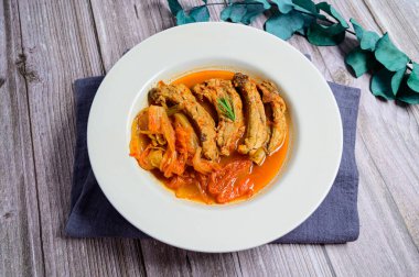 Eski kimchi 'li pirzola, Kore yemeği' mugeunji deunggalbi jim '