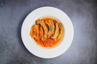 Eski kimchi 'li pirzola, Kore yemeği' mugeunji deunggalbi jim '