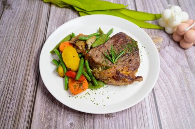 Izgara dana biftek ve sebze