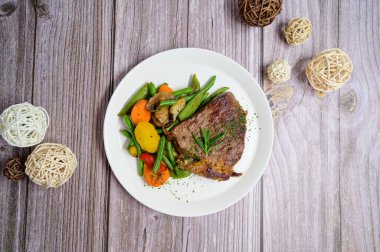 Izgara dana biftek ve sebze