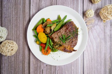 Izgara dana biftek ve sebze