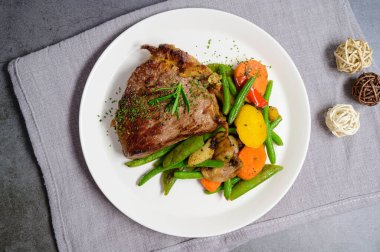 Izgara dana biftek ve sebze