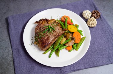 Izgara dana biftek ve sebze