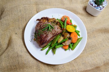 Izgara dana biftek ve sebze