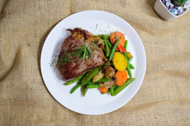 Izgara dana biftek ve sebze