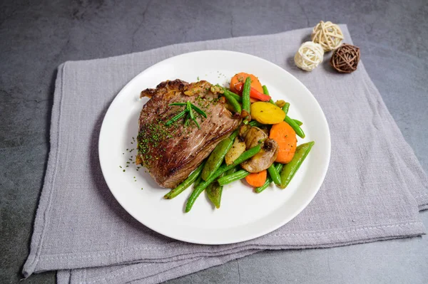 Grilovaný Hovězí Steak Zeleninu — Stock fotografie