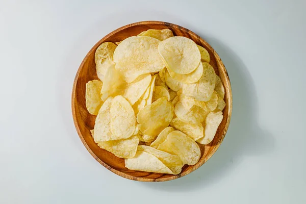 Tahta tabakta servis edilen patates cipsi.