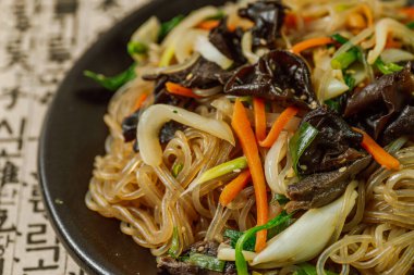       Japchae, Kore usulü kızarmış cam erişte ve sebze.