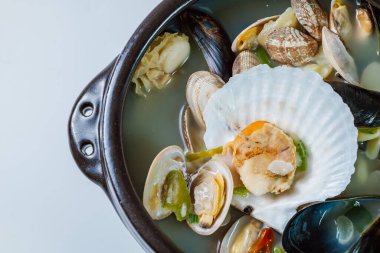 Jogae tang, Kore usulü istiridye çorbası: Kabuklu istiridye çorbası ve kırmızı biber tozuyla tatlandırılmış deniz tarağı çorbası.