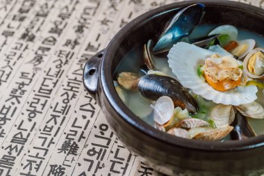 Jogae tang, Kore usulü istiridye çorbası: Kabuklu istiridye çorbası ve kırmızı biber tozuyla tatlandırılmış deniz tarağı çorbası.