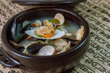 Jogae tang, Kore usulü istiridye çorbası: Kabuklu istiridye çorbası ve kırmızı biber tozuyla tatlandırılmış deniz tarağı çorbası.