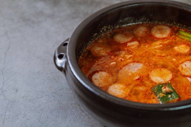 Buddaejjigae, Kore usulü baharatlı sosis, öğle yemeği, makarna ve sebze..