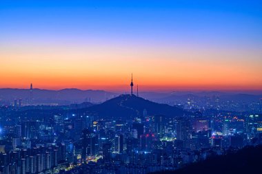 Seul, Kore 'nin şehir manzarası. Gün doğumunda dağın tepesinden.