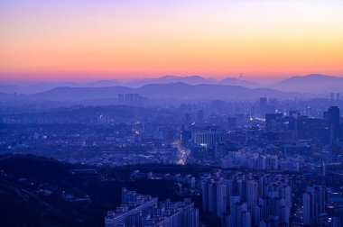 Seul, Kore 'nin şehir manzarası. Gün doğumunda dağın tepesinden.