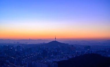Seul, Kore 'nin şehir manzarası. Gün doğumunda dağın tepesinden.