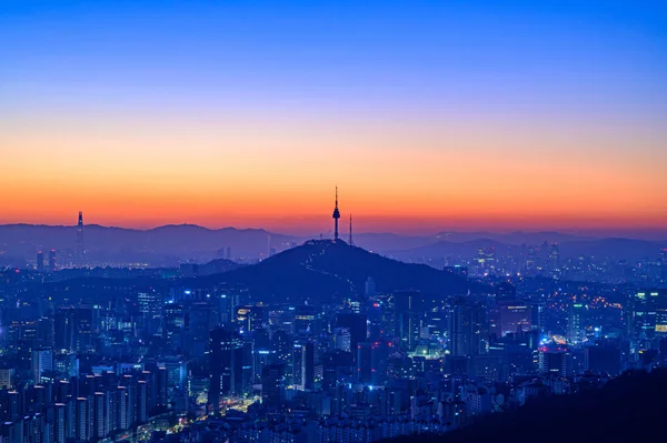 Seul, Kore 'nin şehir manzarası. Gün doğumunda dağın tepesinden.