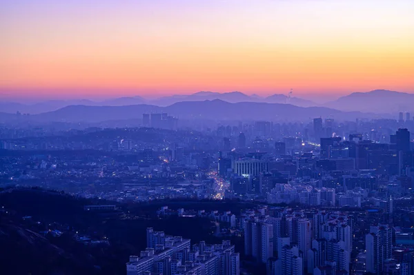 Seul, Kore 'nin şehir manzarası. Gün doğumunda dağın tepesinden.