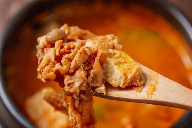 Cheonggukjang, Kore tarzı zengin soya fasulyesi güveci: Cheonggukjang (Japon natto 'suna benzer) adlı kalın bir soya fasulyesi ezmesi ile yapılan bir güveç, dubu (soya peyniri / tofu), tamamen mayalanmış kimchi ve domuz eti. Bu macun daha kalın ve daha güçlü. 