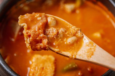 Cheonggukjang, Kore tarzı zengin soya fasulyesi güveci: Cheonggukjang (Japon natto 'suna benzer) adlı kalın bir soya fasulyesi ezmesi ile yapılan bir güveç, dubu (soya peyniri / tofu), tamamen mayalanmış kimchi ve domuz eti. Bu macun daha kalın ve daha güçlü. 