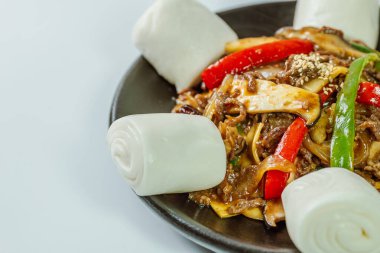 Gochu japchae, Kore usulü kızarmış kırmızı biber ve biftek.