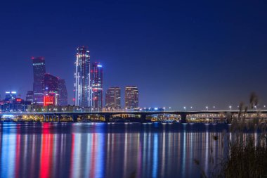 Gün batımında Seul, Yeouido 'nun şehir manzarası.