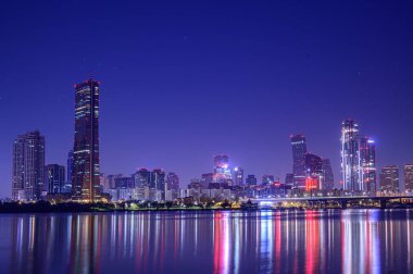 Gün batımında Seul, Yeouido 'nun şehir manzarası.