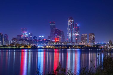 Gün batımında Seul, Yeouido 'nun şehir manzarası.