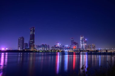Gün batımında Seul, Yeouido 'nun şehir manzarası.