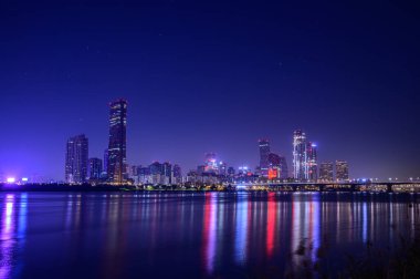 Gün batımında Seul, Yeouido 'nun şehir manzarası.