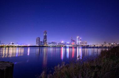 Gün batımında Seul, Yeouido 'nun şehir manzarası.