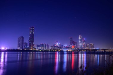 Gün batımında Seul, Yeouido 'nun şehir manzarası.