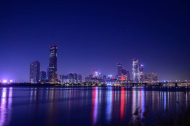 Gün batımında Seul, Yeouido 'nun şehir manzarası.