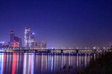 Gün batımında Seul, Yeouido 'nun şehir manzarası.