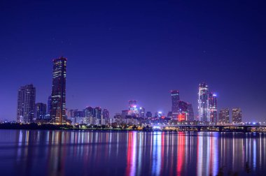 Gün batımında Seul, Yeouido 'nun şehir manzarası.