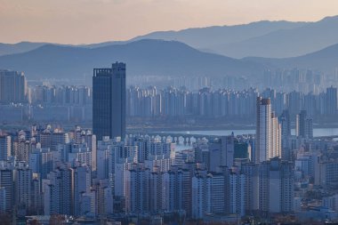 Gündüz vakti Güney Kore 'nin Seul şehrinin tepesinden.