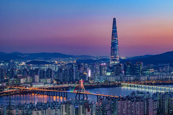 Gün batımında Seul, Yeouido 'nun şehir manzarası.