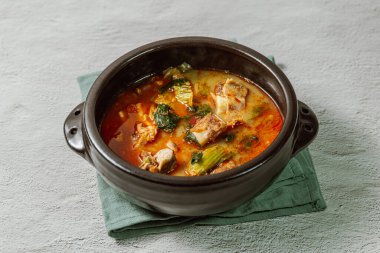 Ugeojigalbitang, Kore lahanası ve Kısa Kaburga Çorbası: Napa lahana yaprakları yavaşça bir sığır pirzolası stoğunda kaynatılmış ve doenjang (soya fasulyesi ezmesi) ile tatlandırılmıştır. Ugeoji, Napa lahanasının yeşil dış tabakasına veya diğer yapraklı sebzelere atıfta bulunur..