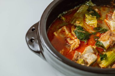 Ugeojigalbitang, Kore lahanası ve Kısa Kaburga Çorbası: Napa lahana yaprakları yavaşça bir sığır pirzolası stoğunda kaynatılmış ve doenjang (soya fasulyesi ezmesi) ile tatlandırılmıştır. Ugeoji, Napa lahanasının yeşil dış tabakasına veya diğer yapraklı sebzelere atıfta bulunur..